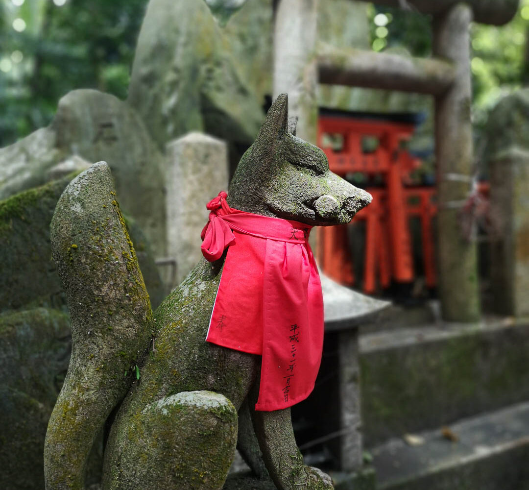 Kyoto - Fuchsstatue im Fushimi Inari Schrein