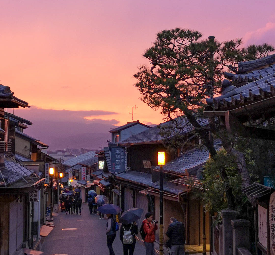 Kyoto - Weg zum Kiyomizu Tempel kurz nach Sonnenuntergang