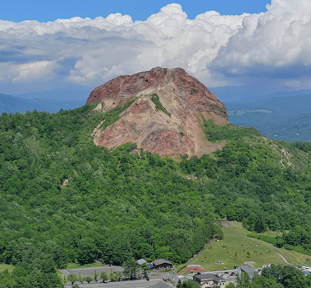 Toya Onsen - Blick auf den Showa-Shinzan Vulkan aus der Seilbahn