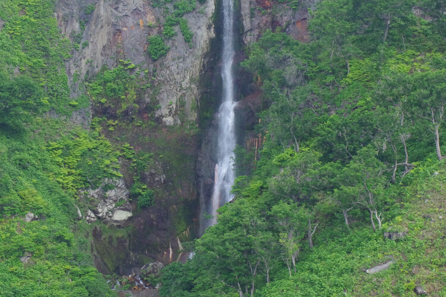Wasserfall an der Küste des Shiretoko Nationalparks